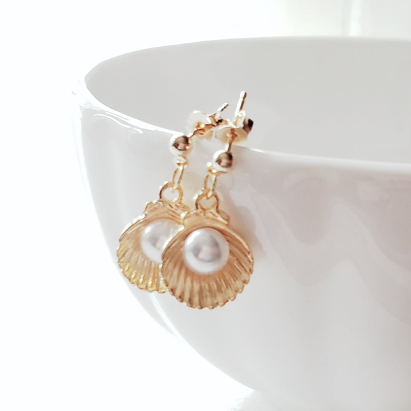 Gold plated ball post shell with pearl earring - Picture 5 of 7